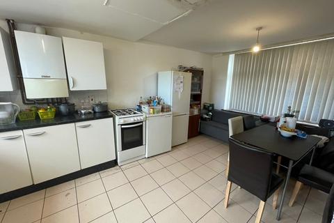 5 bedroom semi-detached house to rent, Roberts Road, Hp13