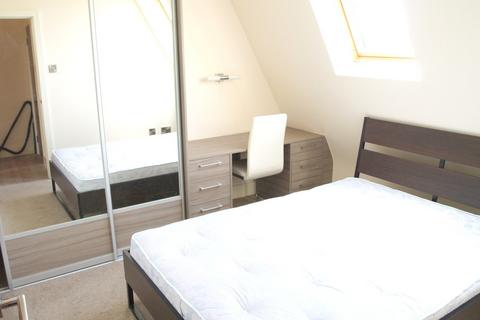 3 bedroom apartment to rent, Park Crescent, Rusholme