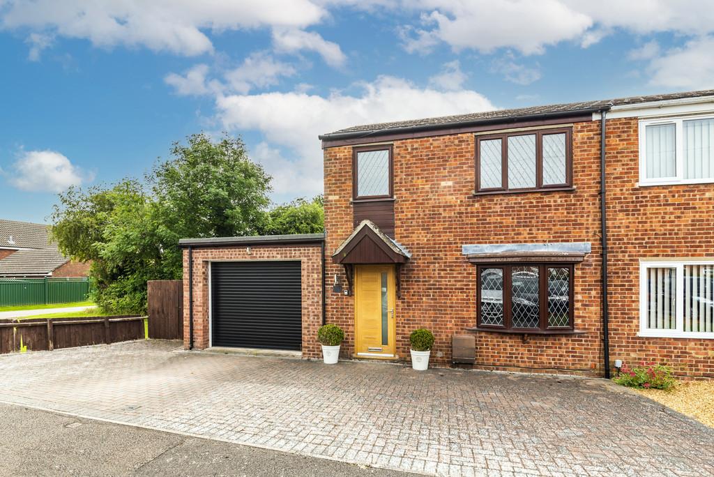 Comet Way, St. Ives 3 bed semidetached house £335,000