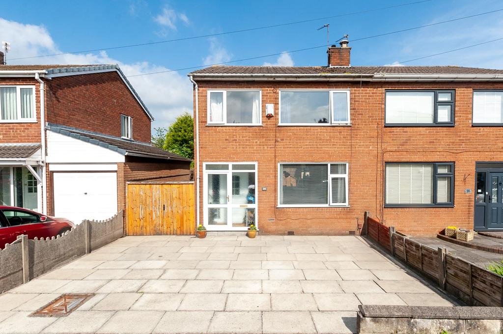 Clough Grove, AshtoninMakerfield... 3 bed semidetached house £179,950