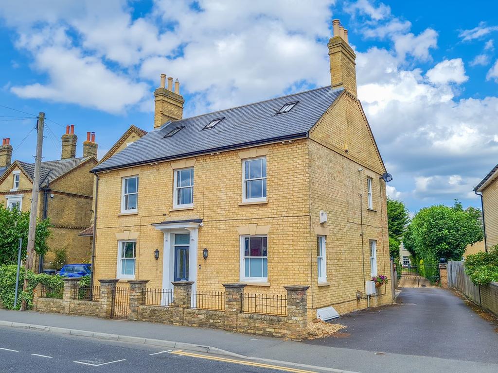 London Road, Biggleswade, SG18 5 bed detached house £825,000