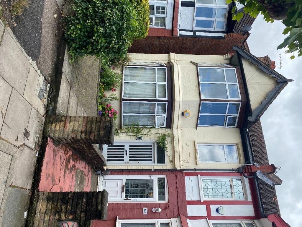 Audley Road, London 2 bed flat £1,499 pcm (£346 pw)