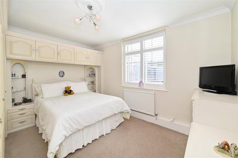 18 Alpha Grove, London, E14 8LH
