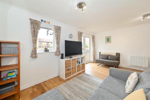 1 Falcon Way, London, E14 9UP