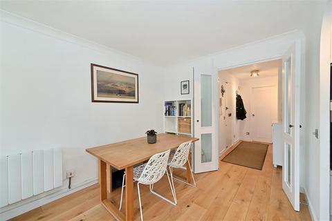 1 Falcon Way, London, E14 9UP