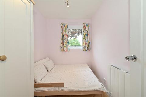 1 Falcon Way, London, E14 9UP