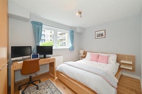 1 Falcon Way, London, E14 9UP