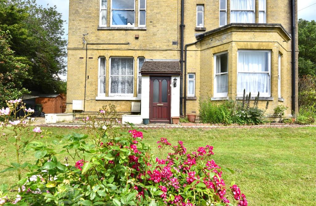 193 York Avenue, East Cowes 2 bed flat £160,000