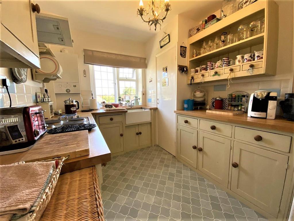 Whitehill Avenue, BexhillOnSea 2 bed flat £230,000