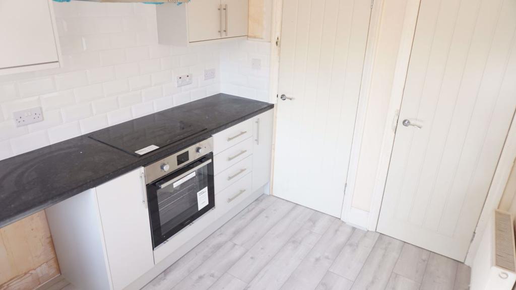 6 Jesmond Road, Cottingham, HU16 4NG 3 bed semidetached house £750 pcm (£173 pw)