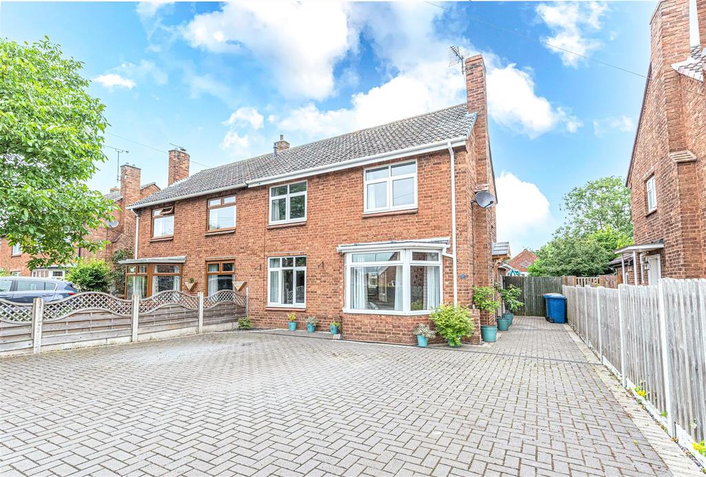 Oakfield Road, Alrewas, BurtonOnTrent 3 bed semidetached house £250,000