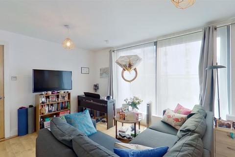 1 bedroom flat to rent, Centre Square Wandsworth