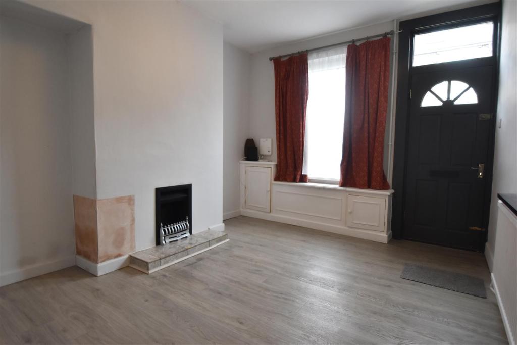 Kitchener Street, York 2 bed terraced house £825 pcm (£190 pw)