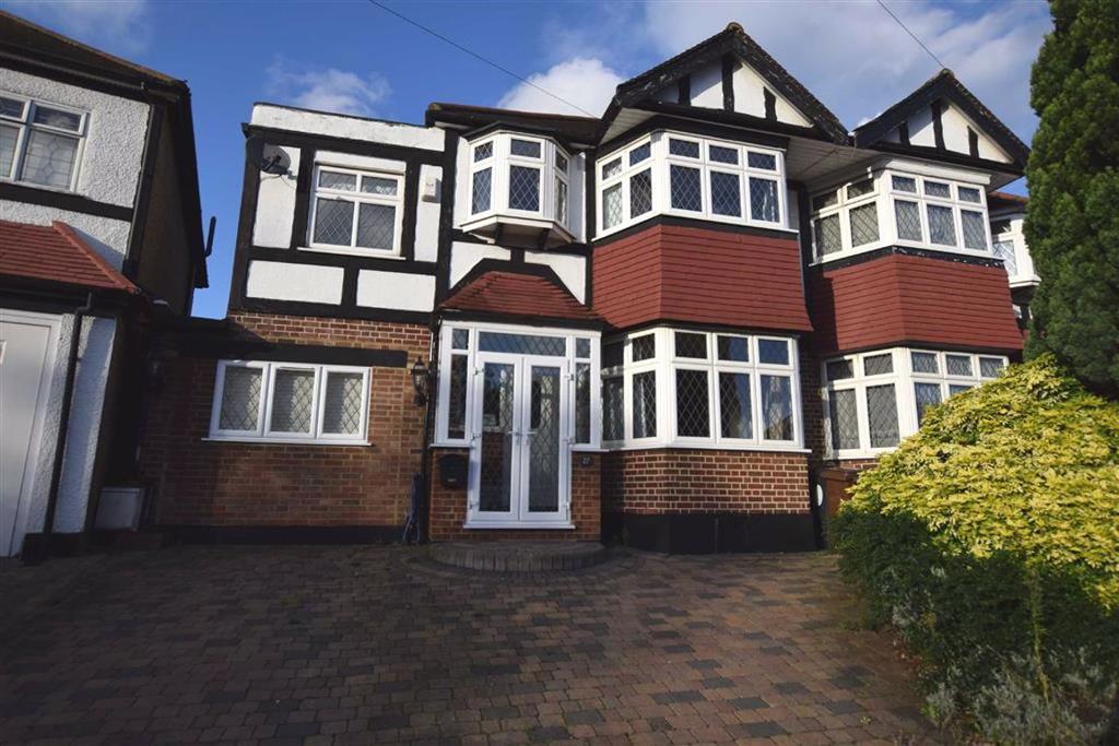 Colvin Gardens, Chingford 4 bed semidetached house £2,100 pcm (£485 pw)