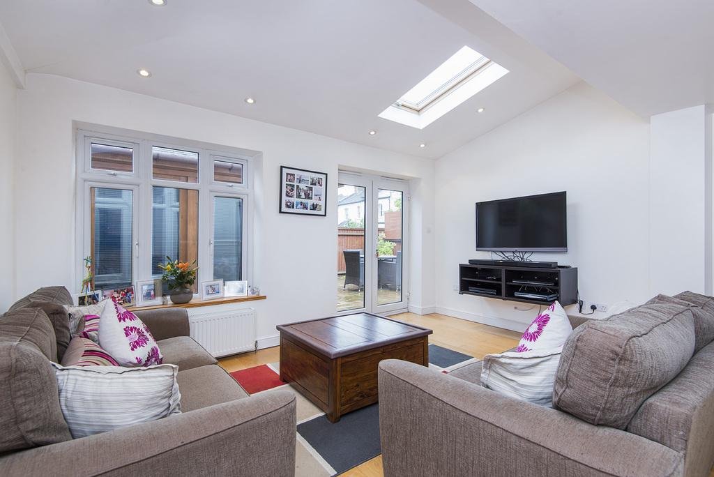 Russell Road, SW19 3 bed house £2,750 pcm (£635 pw)
