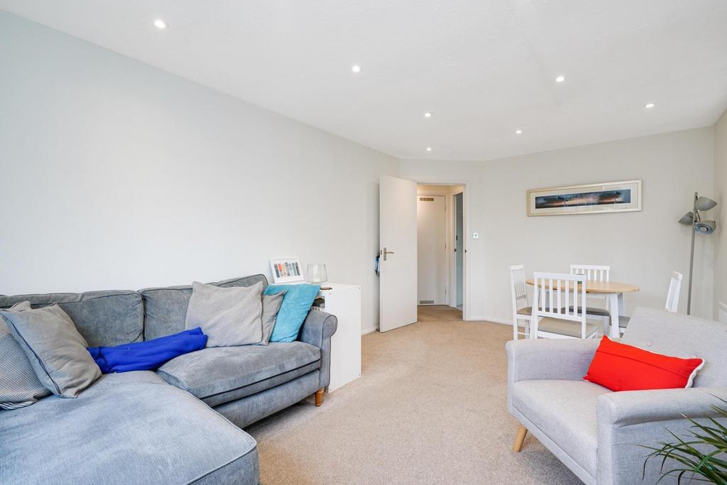 Roydon Court, Mayfield Road, WaltonOnThames, KT12 1 bed flat £279,950