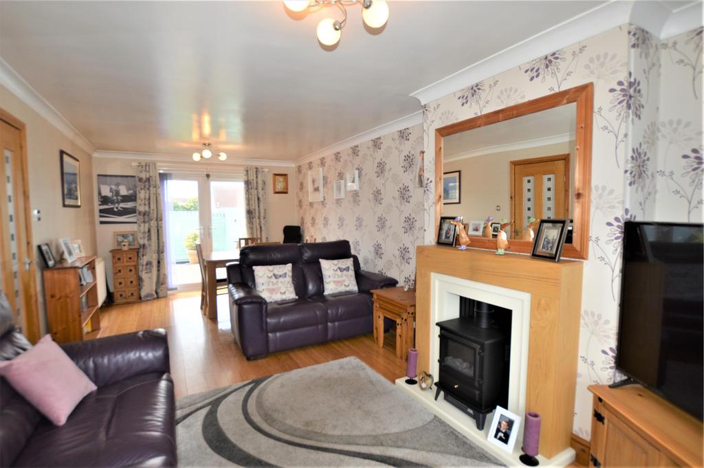 6 Hawthorn Court, KILWINNING, KA13 6DN 2 bed terraced house £99,000