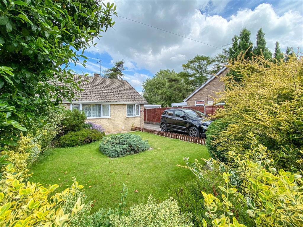 Shakespeare Road, Dursley, GL11 4QF 2 bed semidetached bungalow £250,000