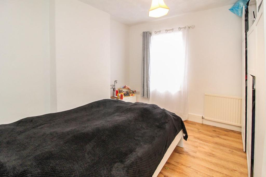 Stuart Road, Kempston, Bedford 2 bed semidetached house £900 pcm (£