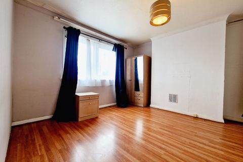 2 bedroom flat to rent, Wendover Court, Western Avenue W3 0TG