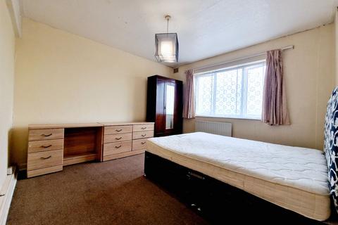 2 bedroom flat to rent, Wendover Court, Western Avenue W3 0TG