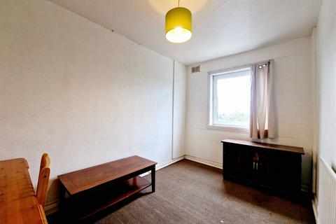 2 bedroom flat to rent, Wendover Court, Western Avenue W3 0TG