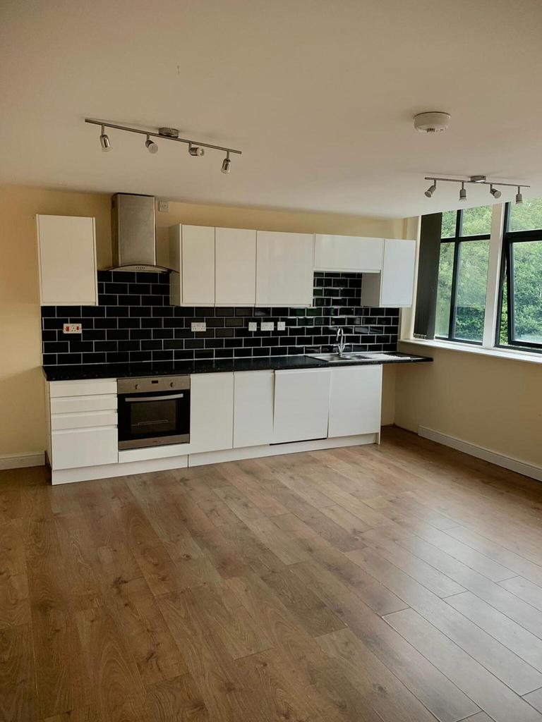 Ednam Court, Ednam Road, Dudley, DY1 1AG 2 bed flat £595 pcm (£137 pw)