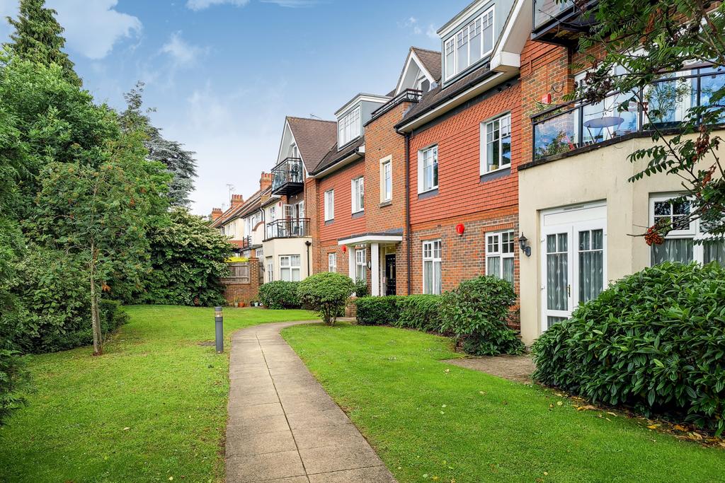 Marsh Road, HA5 2 bed flat £695,000