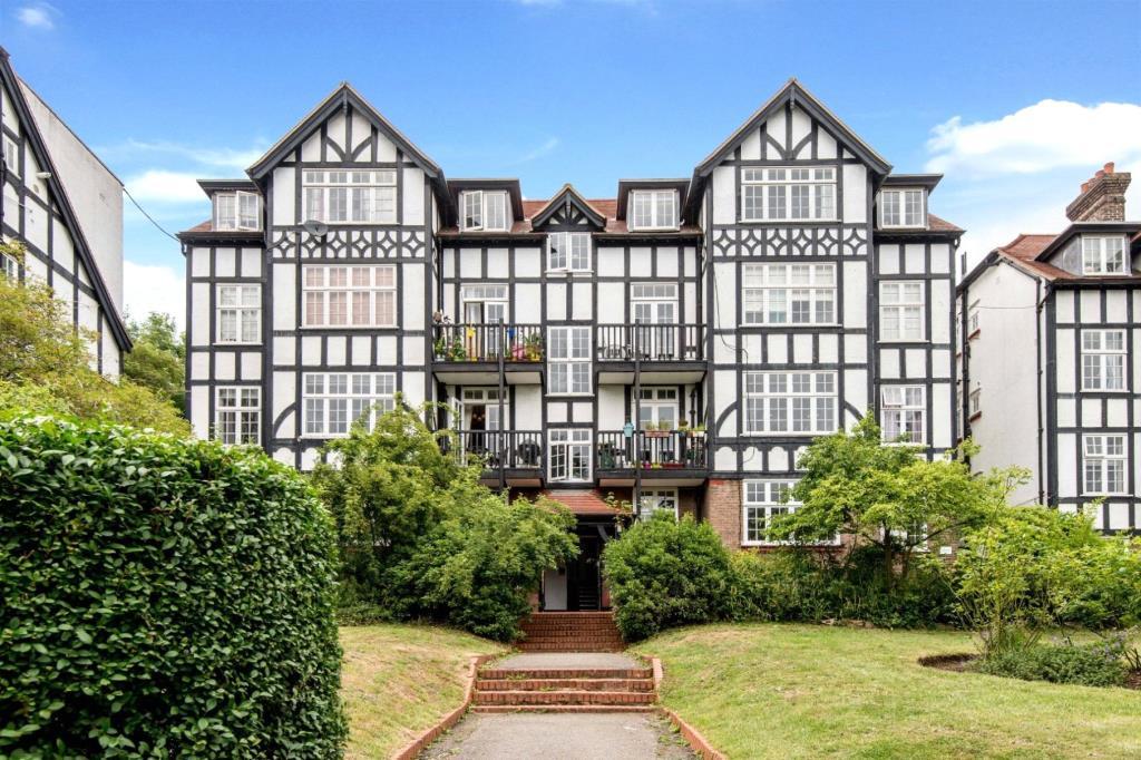Langbourne Avenue, Holly Lodge Estate, Highgate, London, N6 3 bed flat