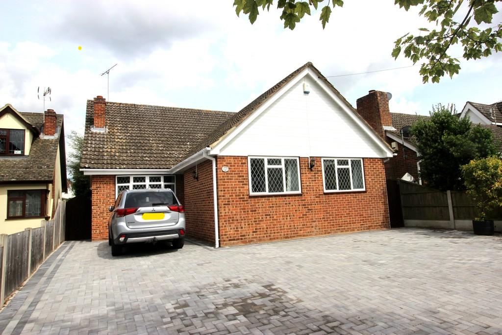 Thundersley Grove, Benfleet 3 bed detached bungalow £1,500 pcm (£346 pw)