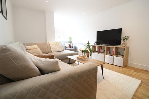 1 bedroom apartment to rent, St Martins Walk, Dorking