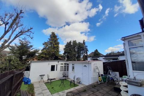 14 Riverdene, Edgware, HA8 9TD
