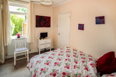 10 Maple Road, Whyteleafe, CR3 0ET