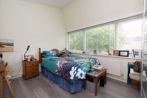 80 Thamesmead, Walton-on-thames, KT12 2SJ