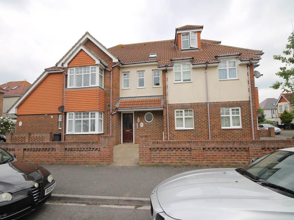 Pinecliffe Avenue, Southbourne... 2 bed apartment £895 pcm (£207 pw)