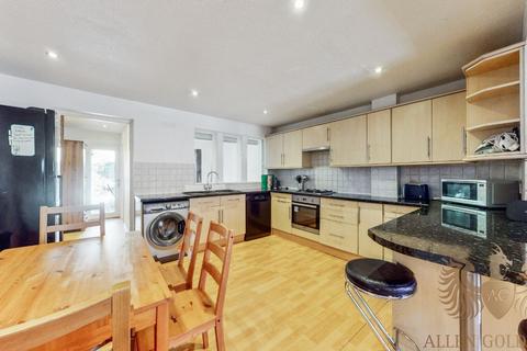 4 bedroom terraced house to rent, Coverley Close E1