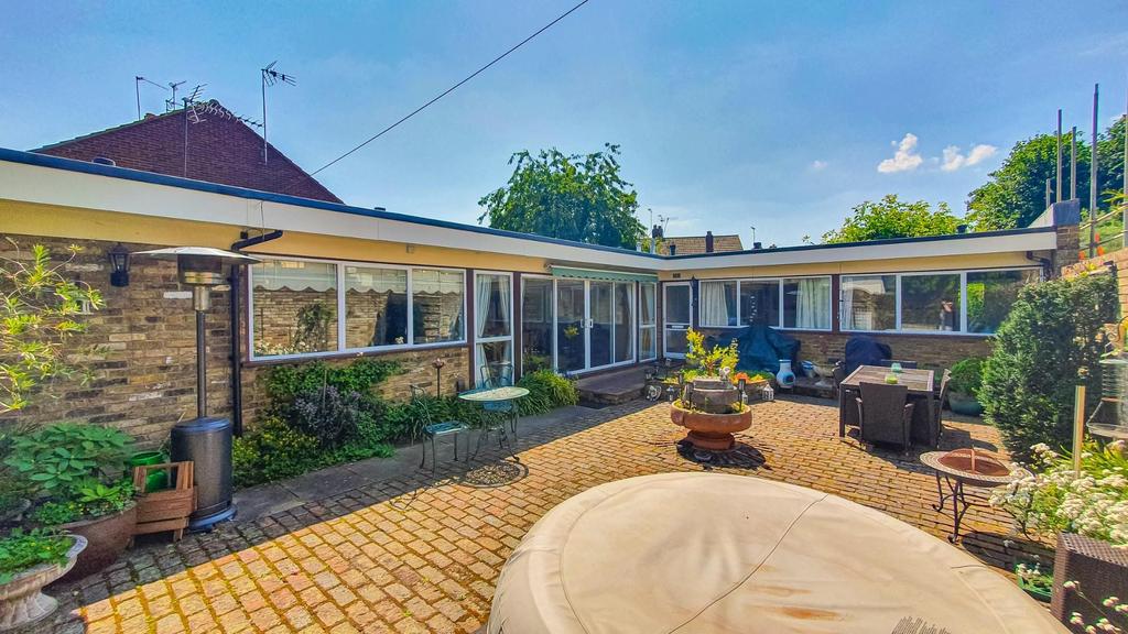 The Bourne, Ware 3 bed detached house £1,650 pcm (£381 pw)