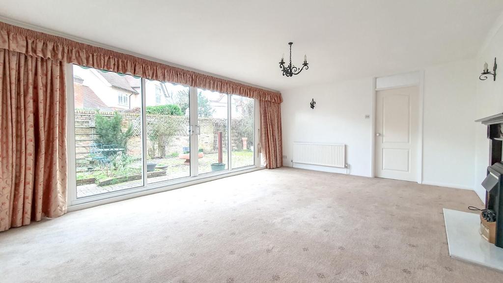 The Bourne, Ware 3 bed detached house £1,650 pcm (£381 pw)