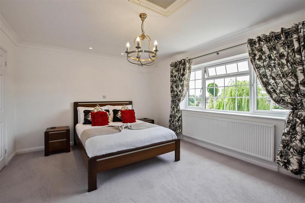Master Bedroom i.JPG