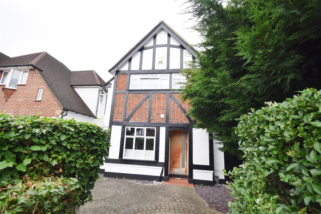 Redway Drive, Whitton 3 bed detached house £1,995 pcm (£460 pw)