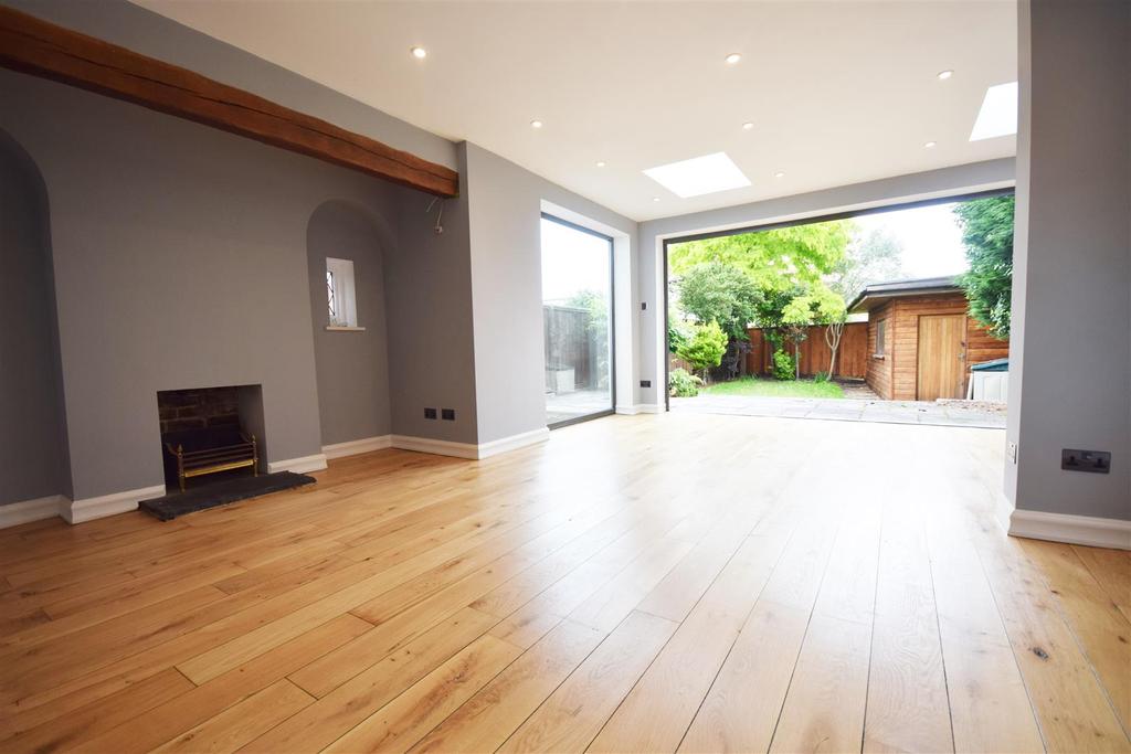 Redway Drive, Whitton 3 bed detached house £1,995 pcm (£460 pw)