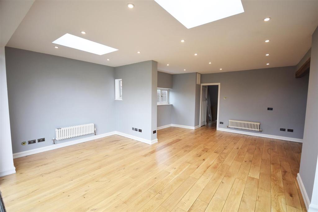 Redway Drive, Whitton 3 bed detached house £1,995 pcm (£460 pw)