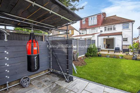 54 Senlac Road, London, SE12 9NB