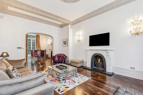 3 bedroom apartment to rent - Stafford Terrace, Kensington W8