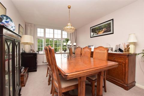 12 Badgers Walk, Whyteleafe, CR3 0AS
