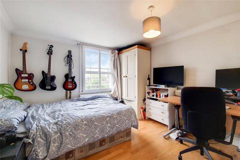 3 bedroom flat to rent, Ferndale Road, London