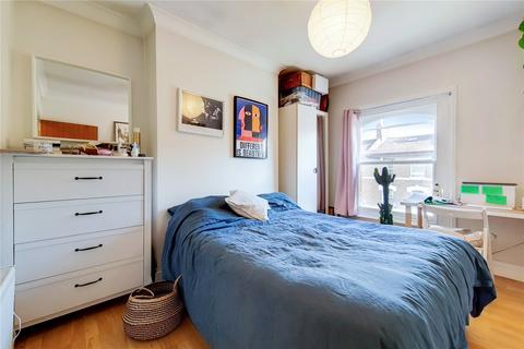 3 bedroom flat to rent, Ferndale Road, London