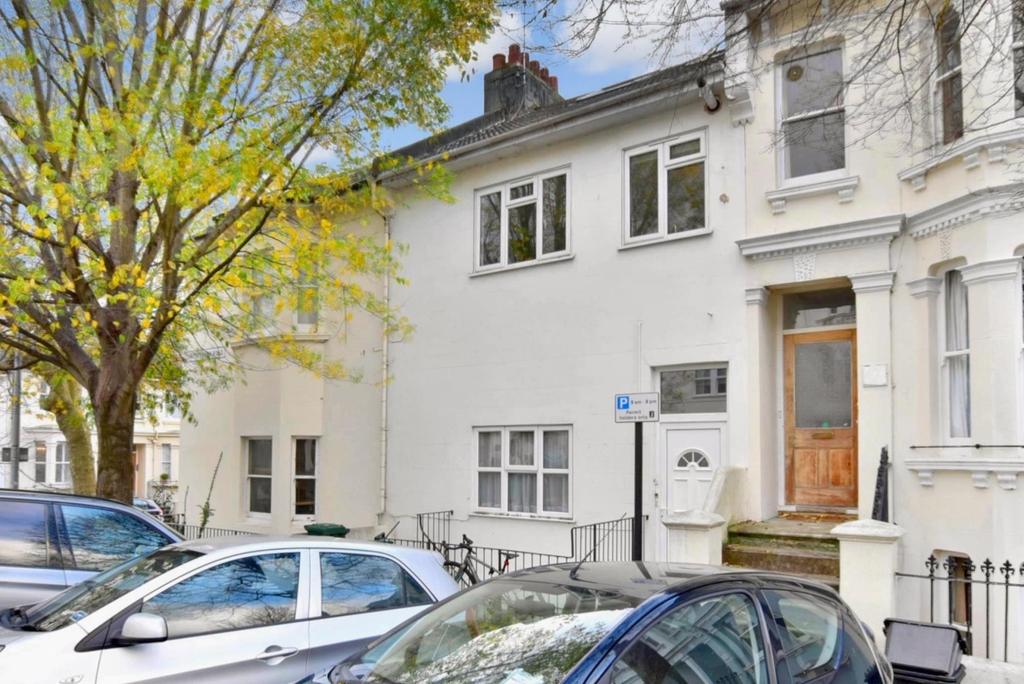 Shaftesbury Road Brighton BN1 3 bed flat £1,650 pcm (£381 pw)