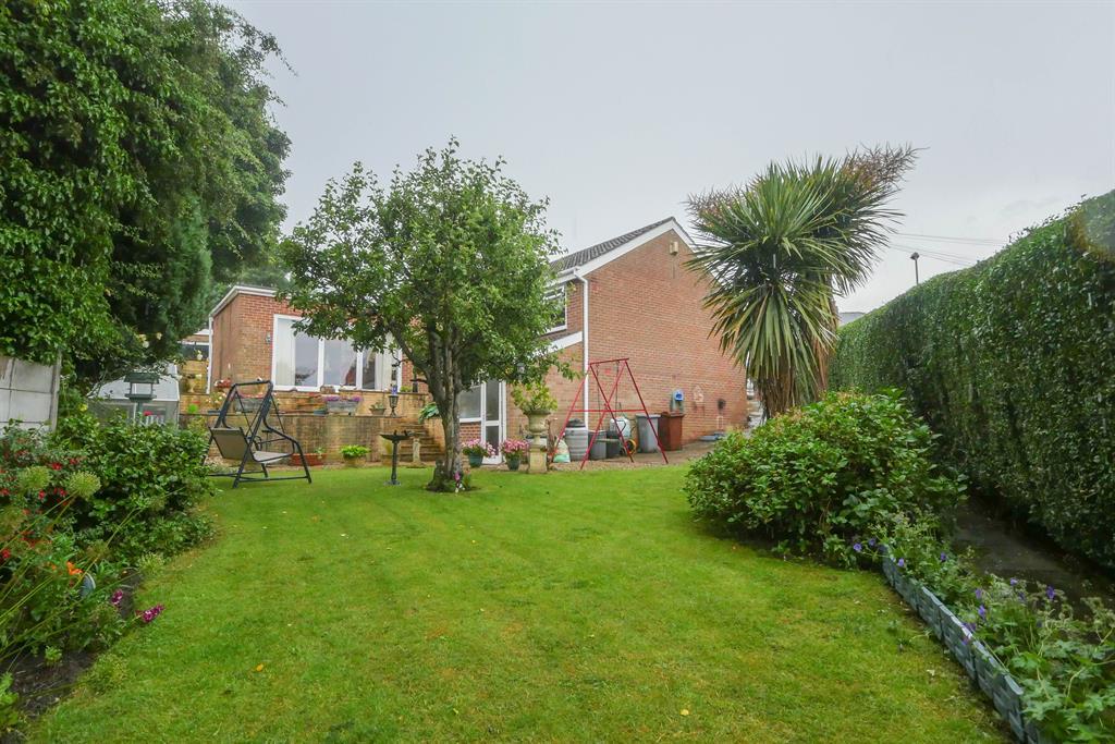 Calverley Gardens, Bramley, LS13 3 bed detached bungalow £300,000