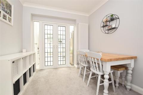 23 Hatch Gardens, Tadworth, KT20 5LE